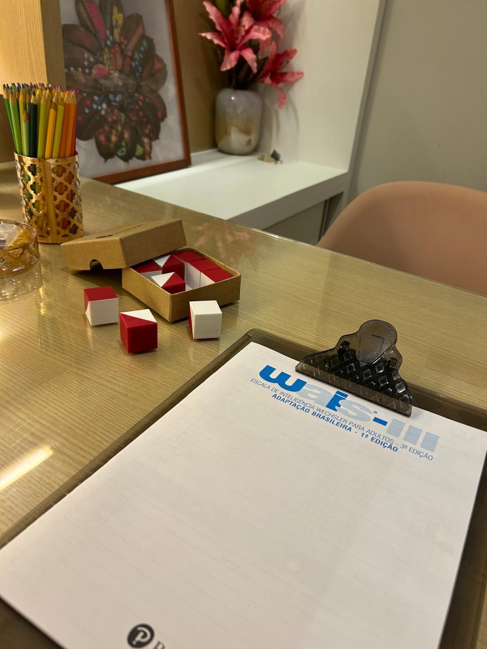 Materiais de avaliação neuropsicológica - cubos e testes